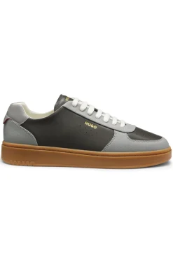 Ledersneakers mit goldfarbenem Logo