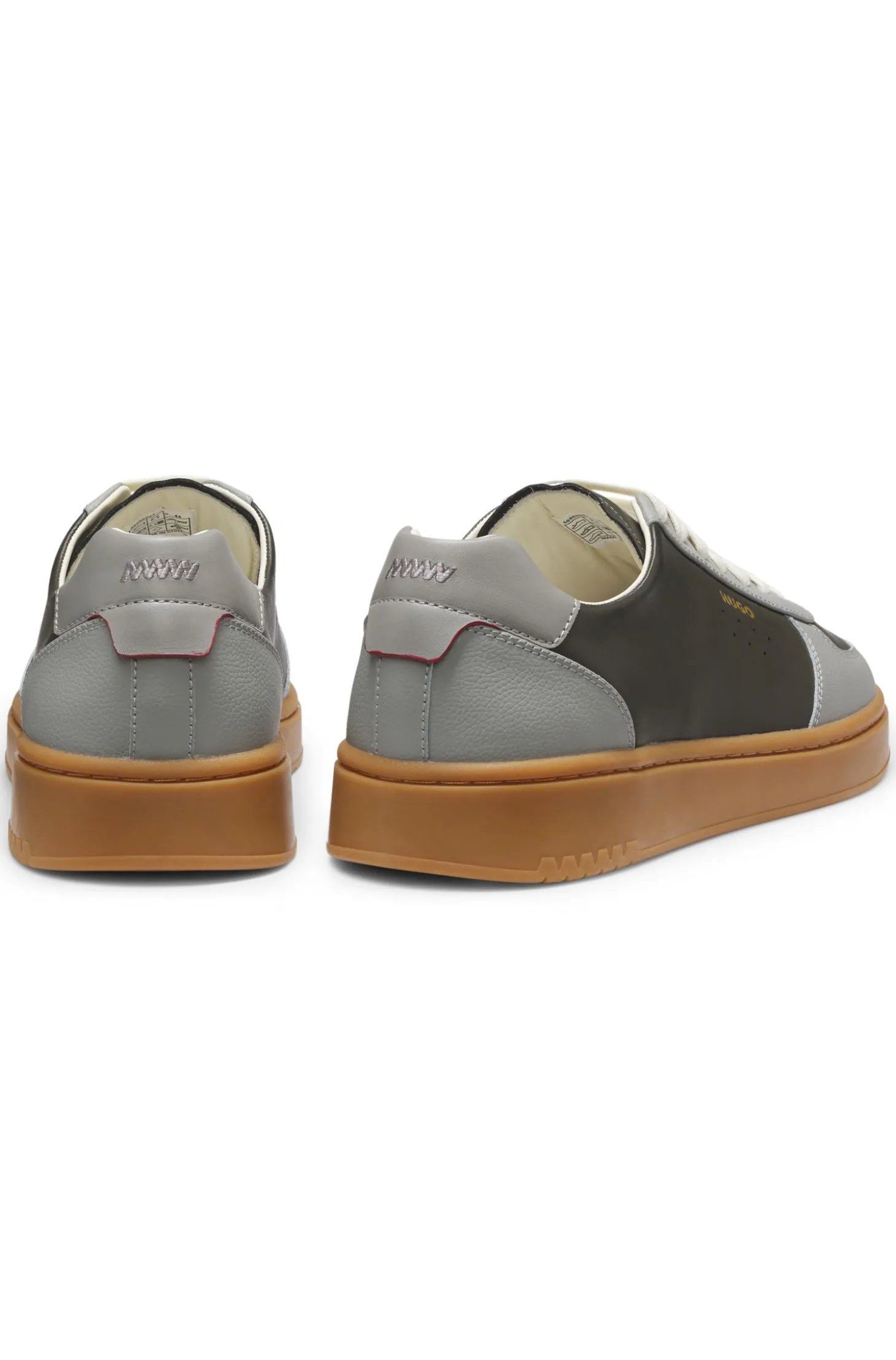 Ledersneakers mit goldfarbenem Logo