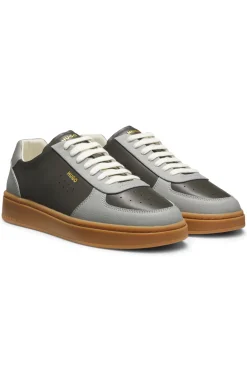 Ledersneakers mit goldfarbenem Logo