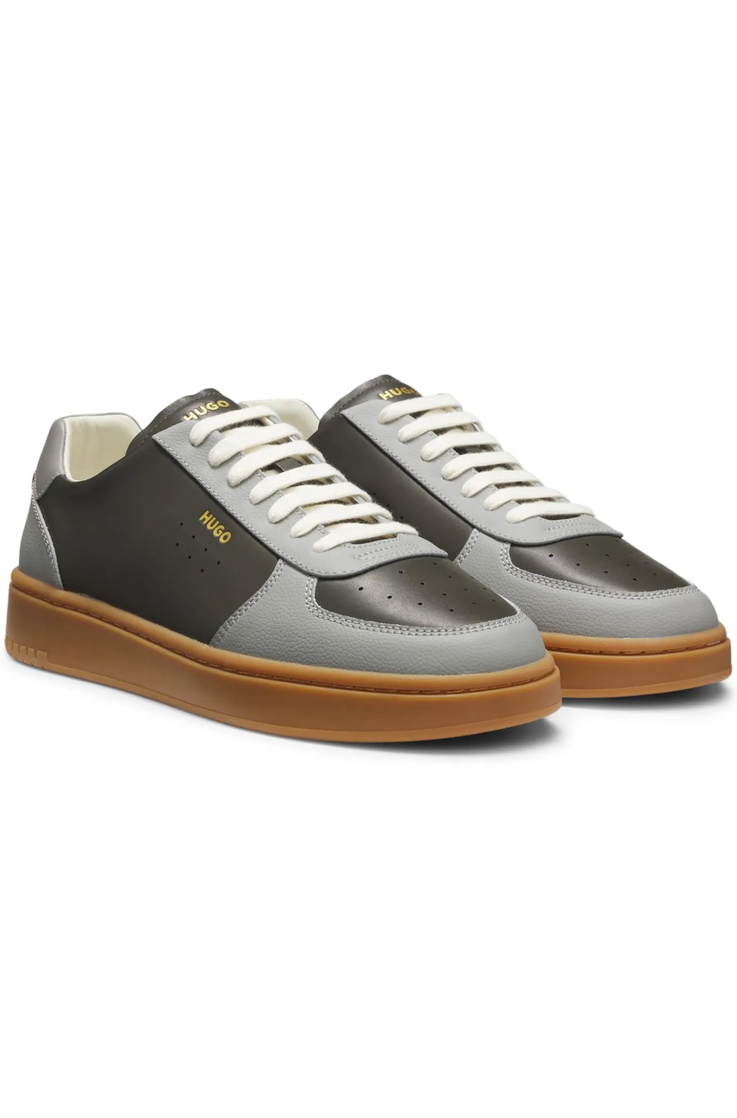 Ledersneakers mit goldfarbenem Logo