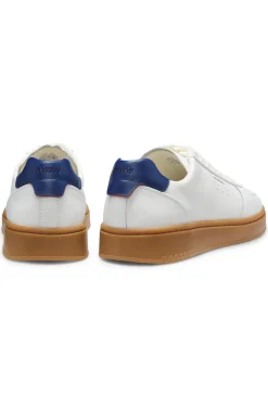Ledersneakers mit goldfarbenem Logo