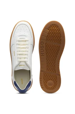 Ledersneakers mit goldfarbenem Logo