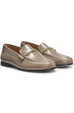 Loafer aus Leder mit Ketten- und Logo-Detail
