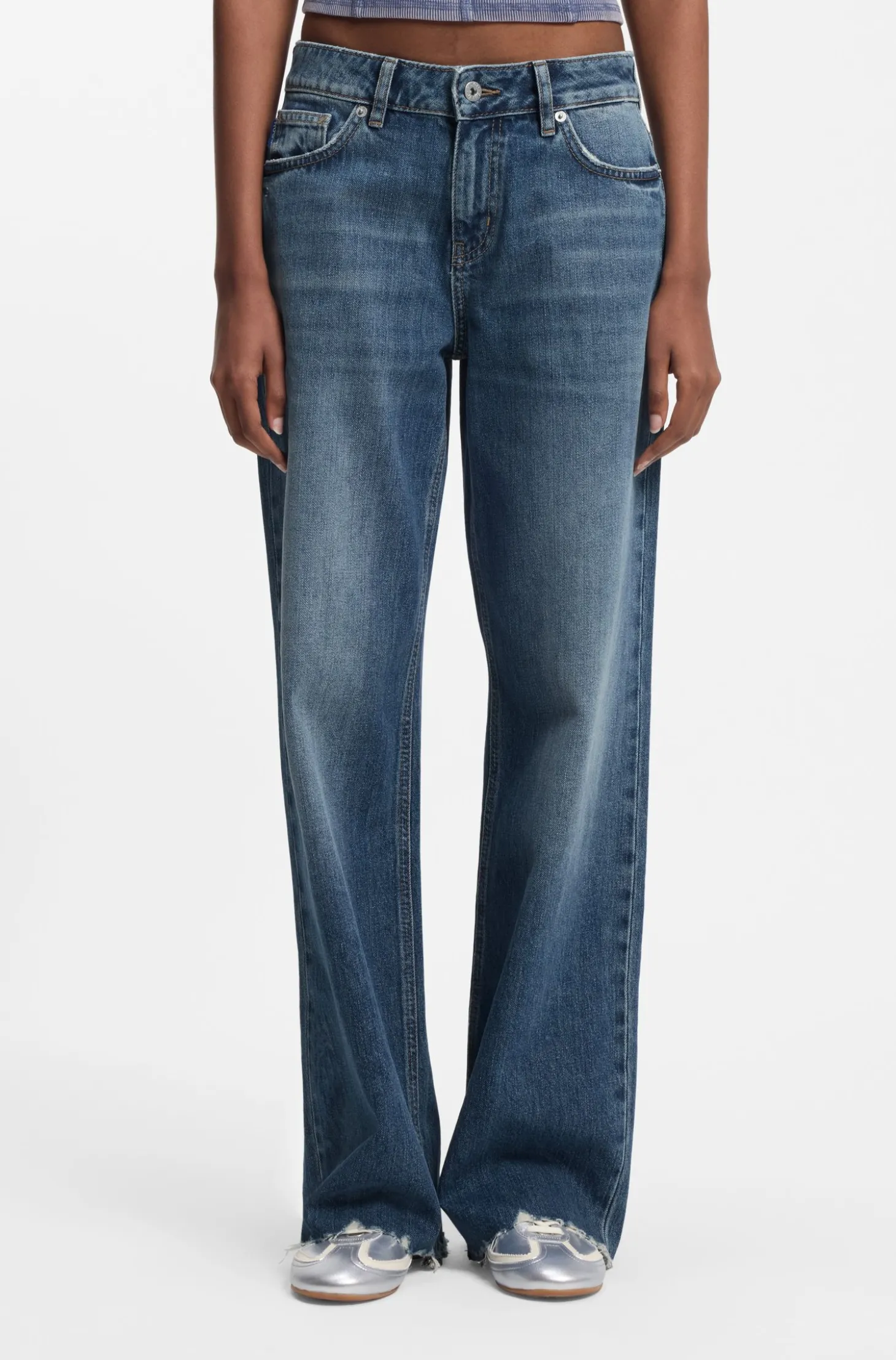 Loose-Fit Jeans aus blauem Denim mit ausgefransten Säumen