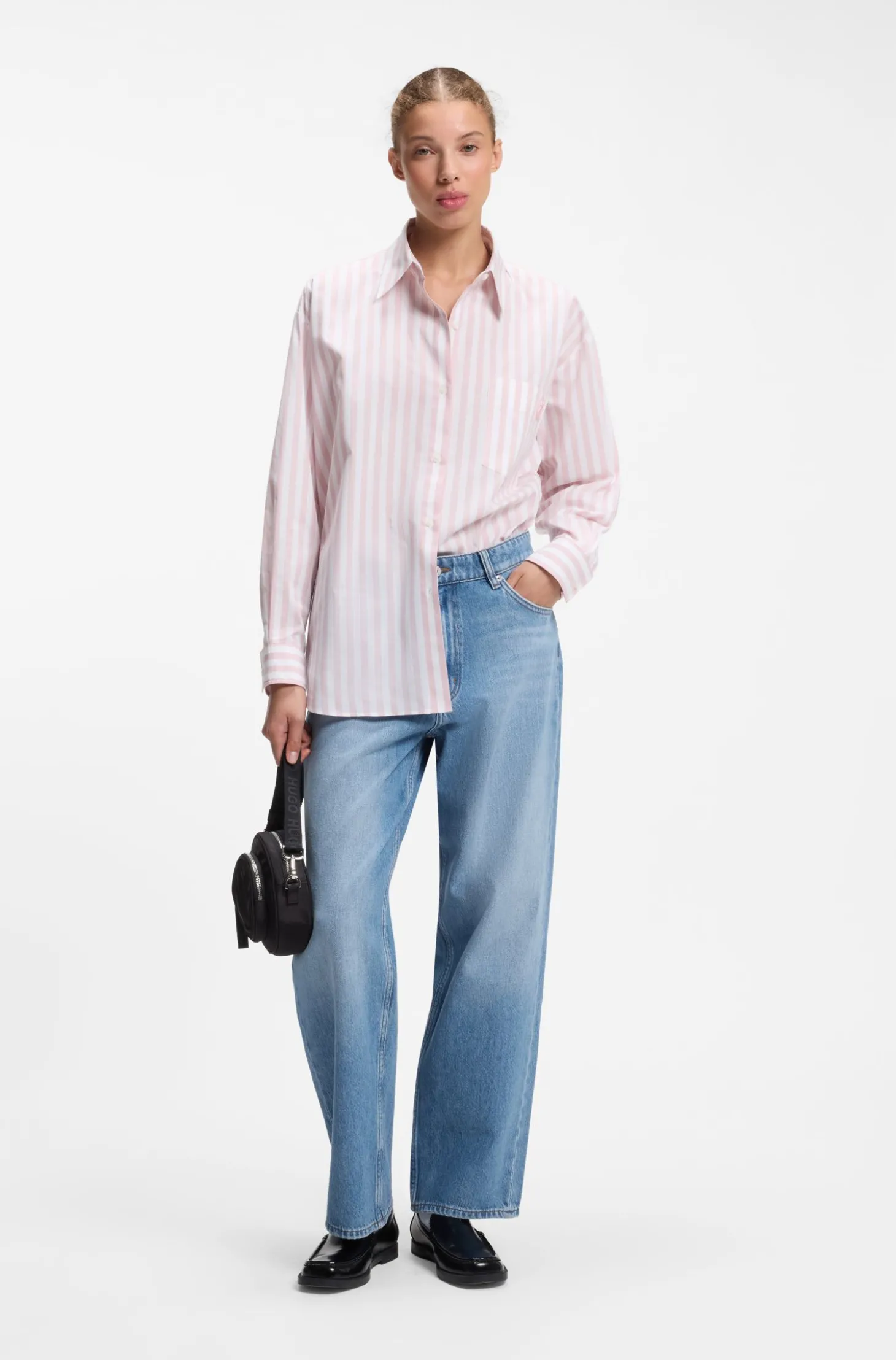 Loose-Fit Jeans mit weitem Bein und Charm-Akzenten