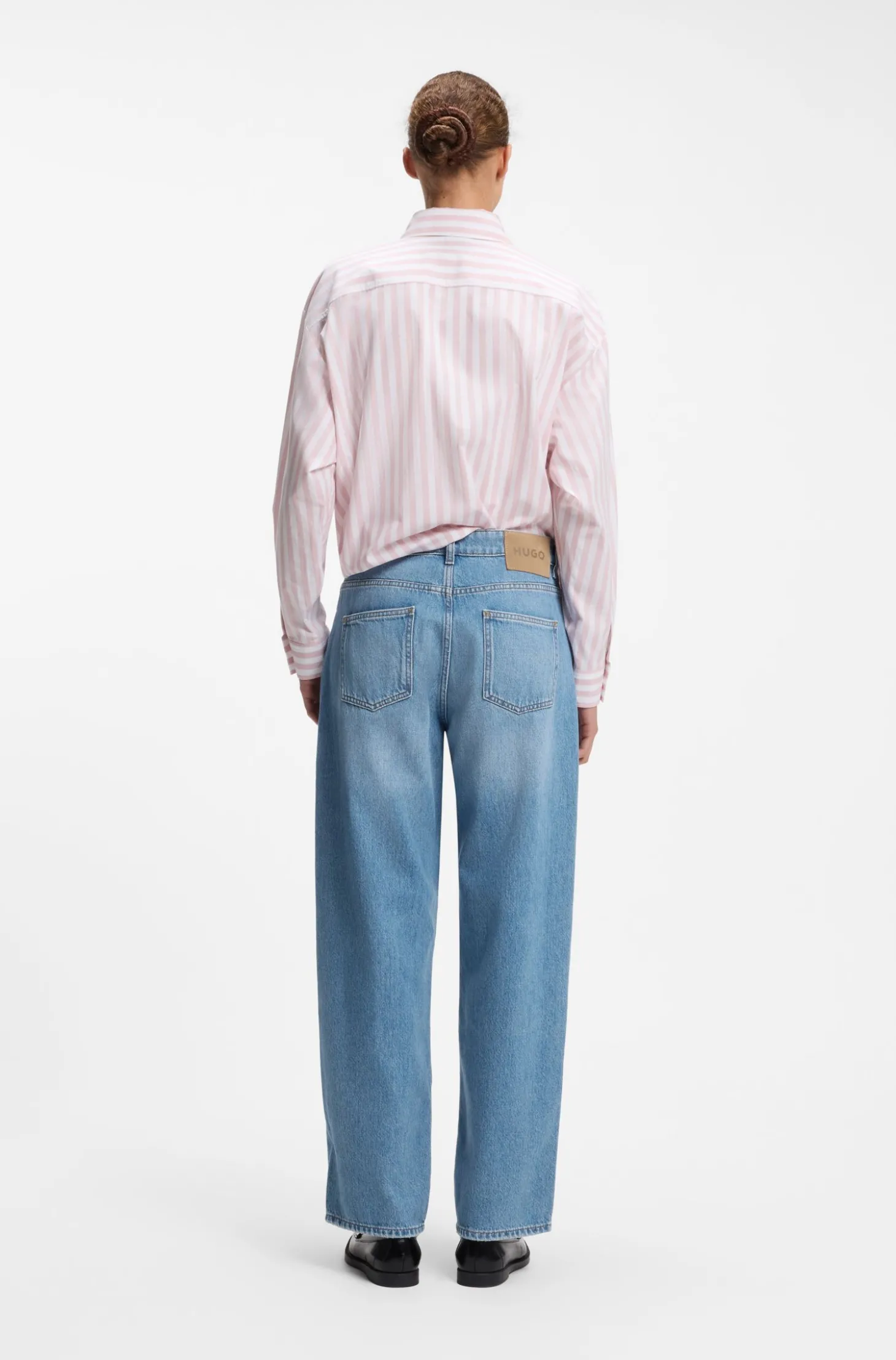 Loose-Fit Jeans mit weitem Bein und Charm-Akzenten