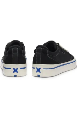 Lowtop Sneakers mit blauer Sohlen-Linie
