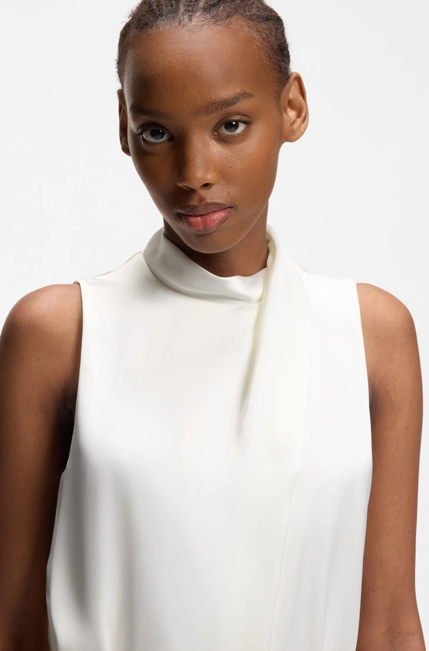 Maxikleid aus Satin mit abnehmbarem Kettengürtel