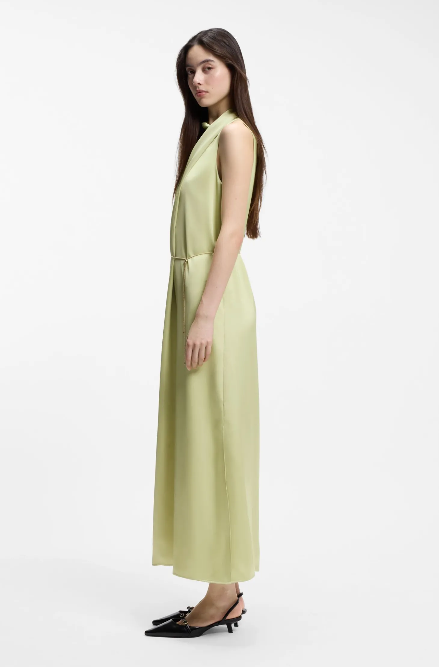 Maxikleid aus Satin mit abnehmbarem Kettengürtel