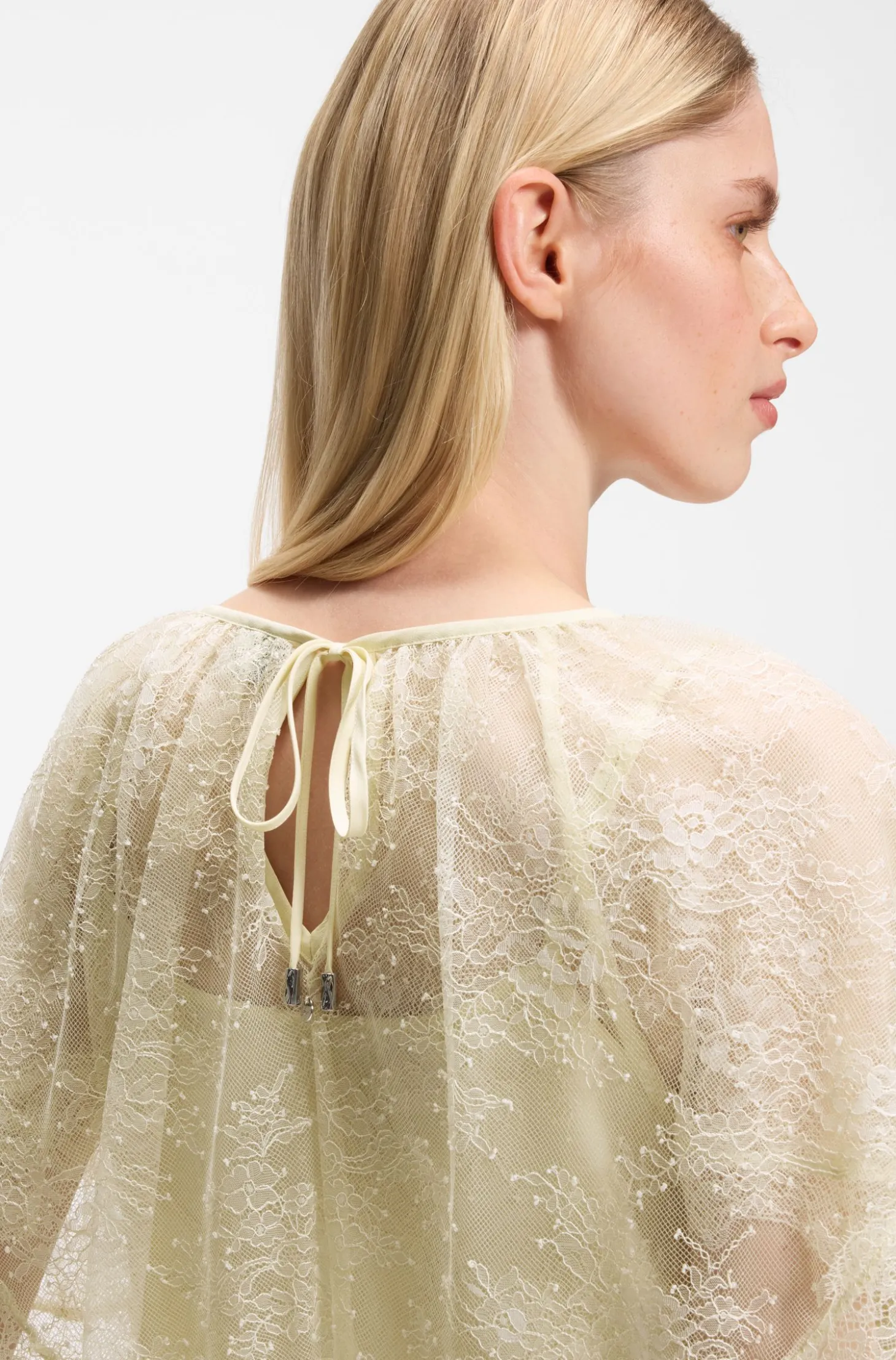 Mini-Cape-Bluse mit Spitzenbesätzen