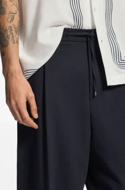 Modern-Fit Hose aus funktionalem Stretch-Seersucker