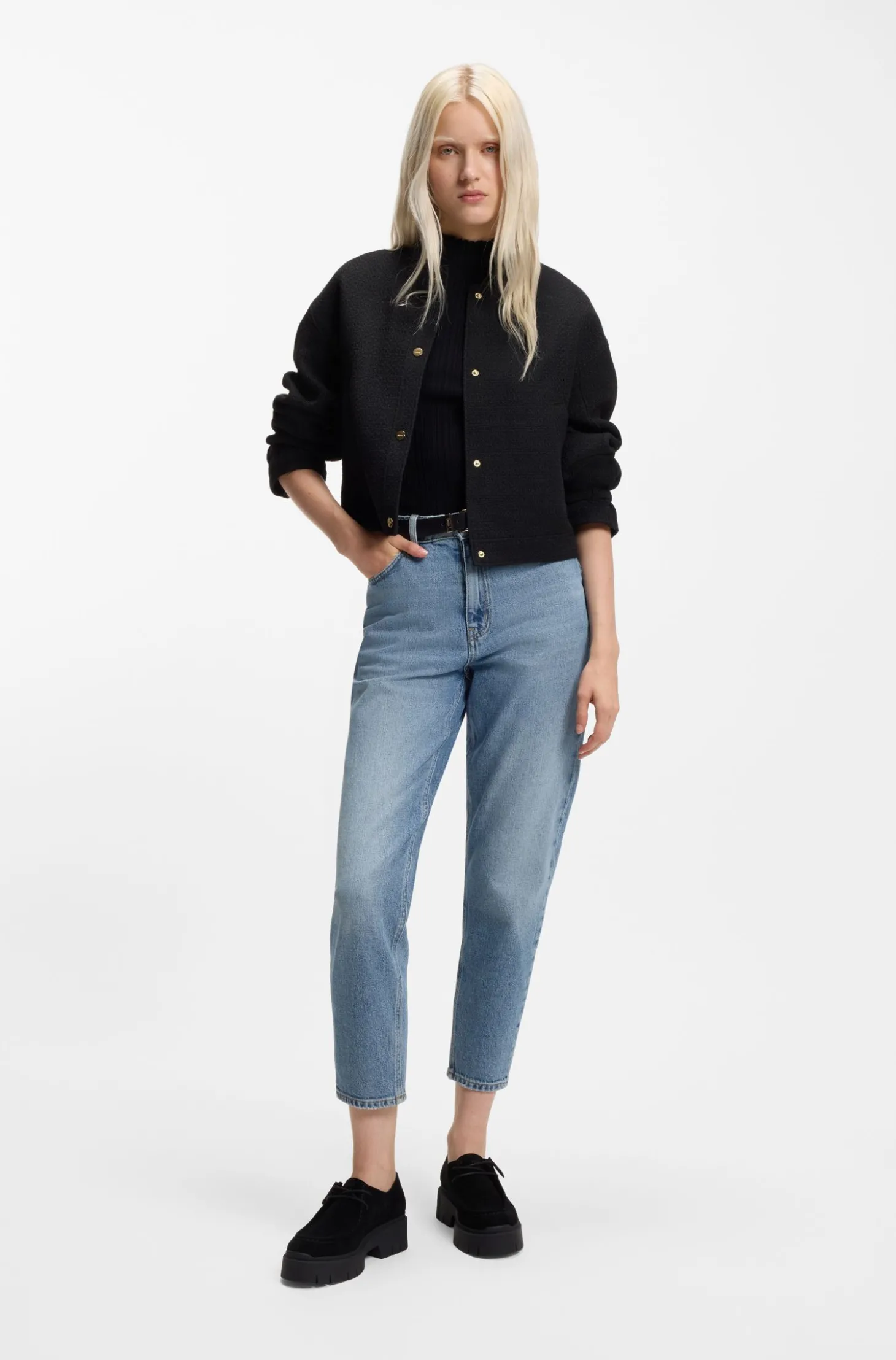 Mom-Fit Jeans aus blauem Stretch-Denim mit Prägung an der Tasche