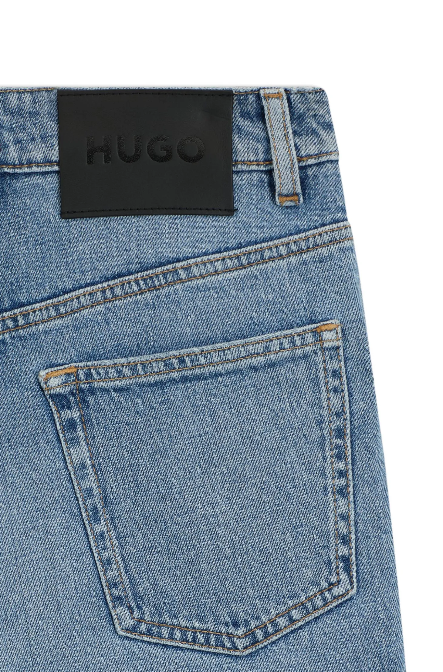 Mom-Fit Jeans aus blauem Stretch-Denim mit Prägung an der Tasche