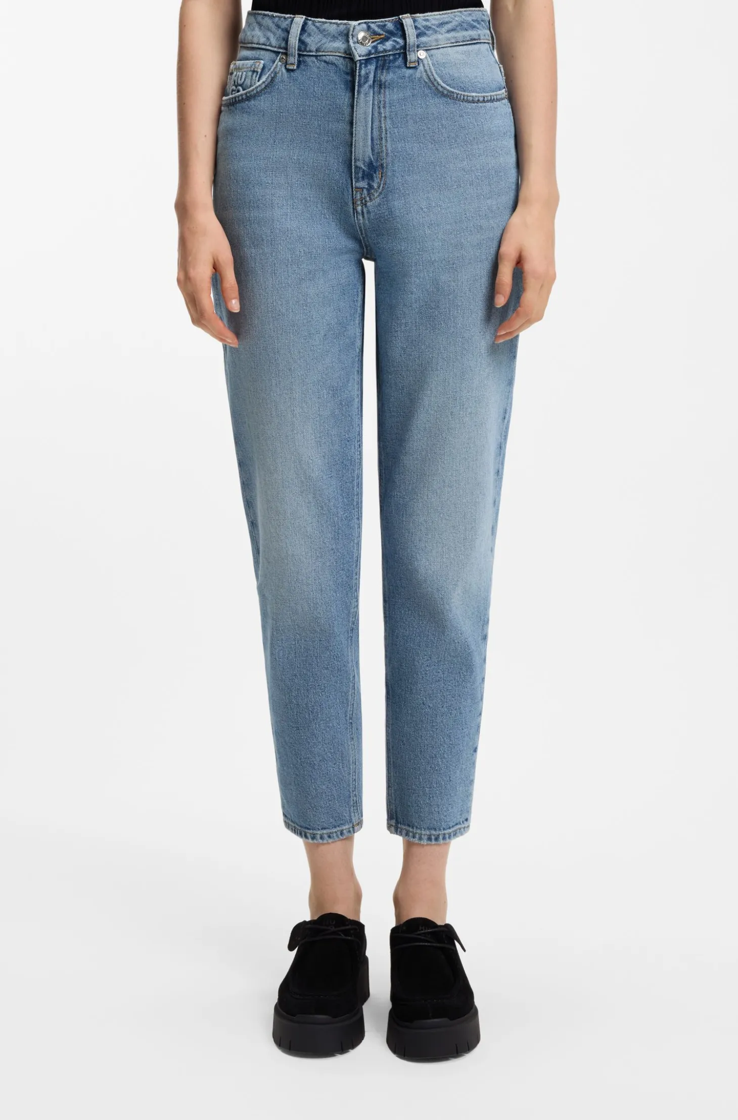Mom-Fit Jeans aus blauem Stretch-Denim mit Prägung an der Tasche