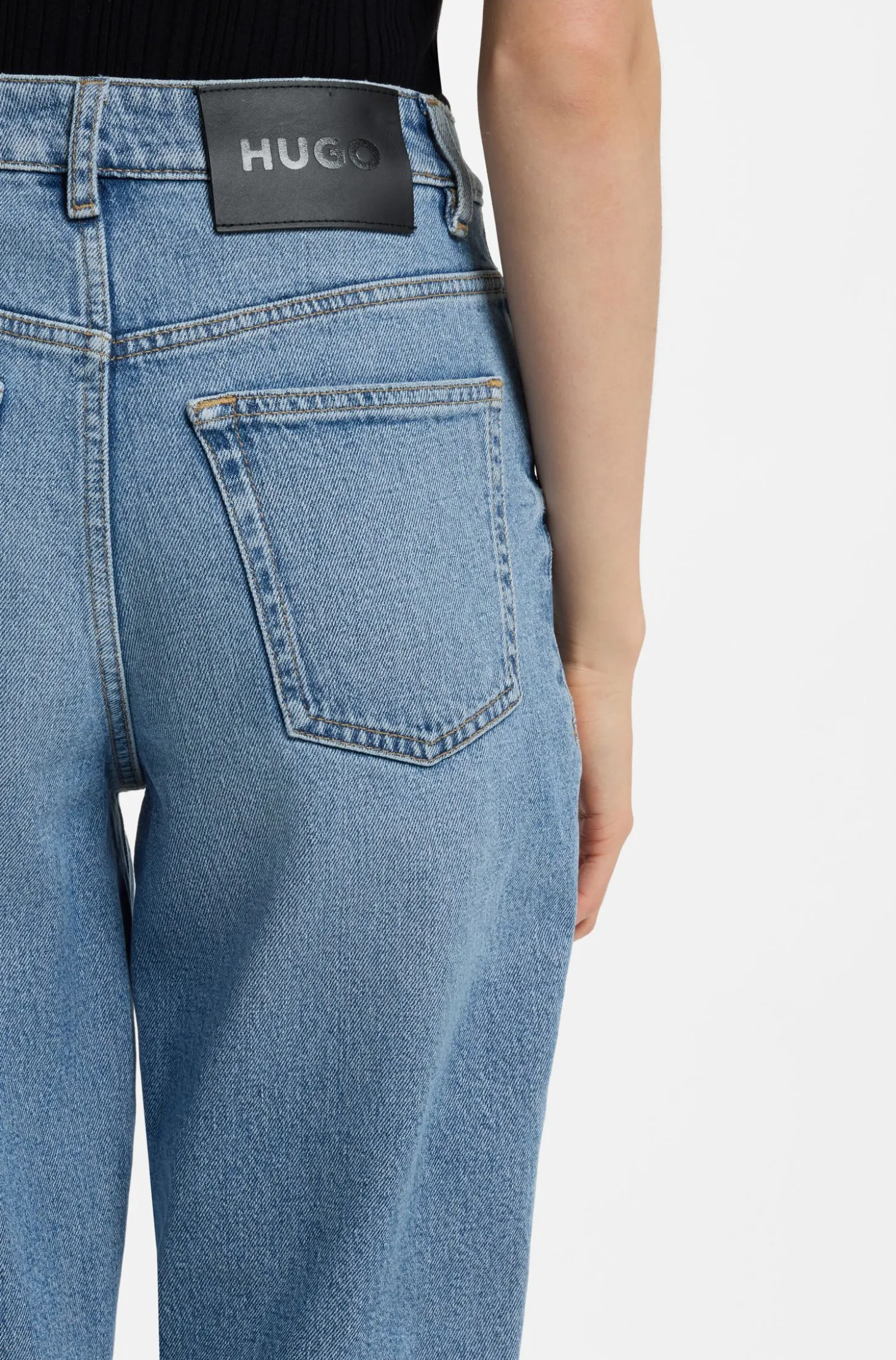 Mom-Fit Jeans aus blauem Stretch-Denim mit Prägung an der Tasche