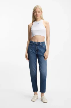 Mom Jeans aus mittelblauem Stretch-Denim