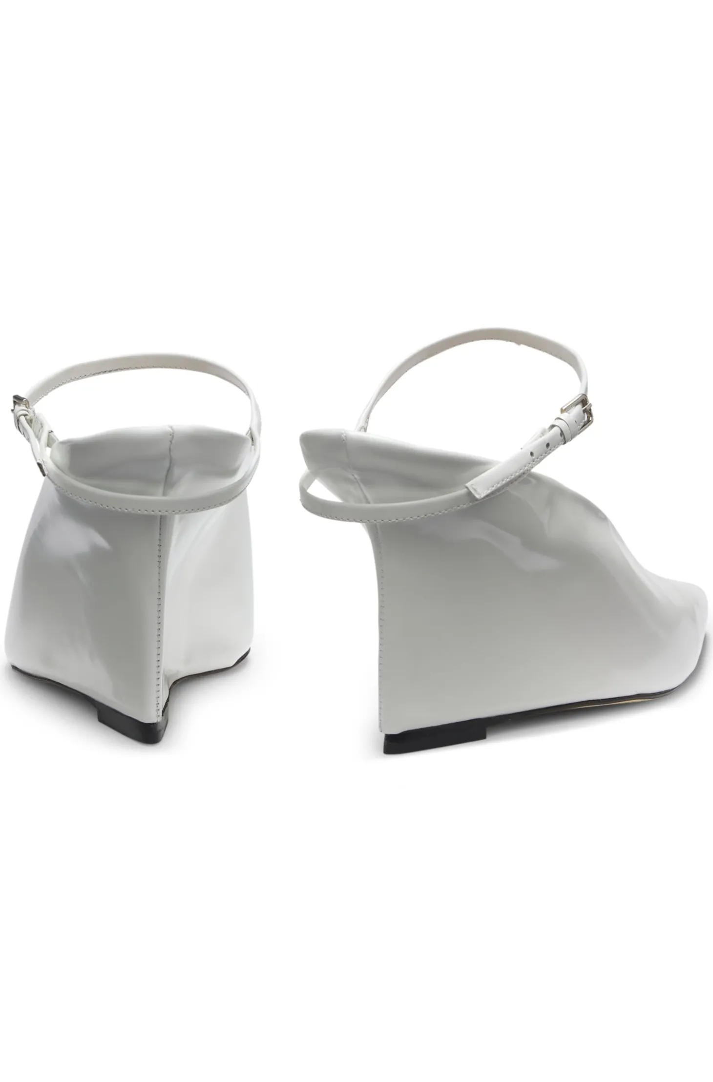Mules aus glänzendem Leder mit Keilabsatz und Riemen