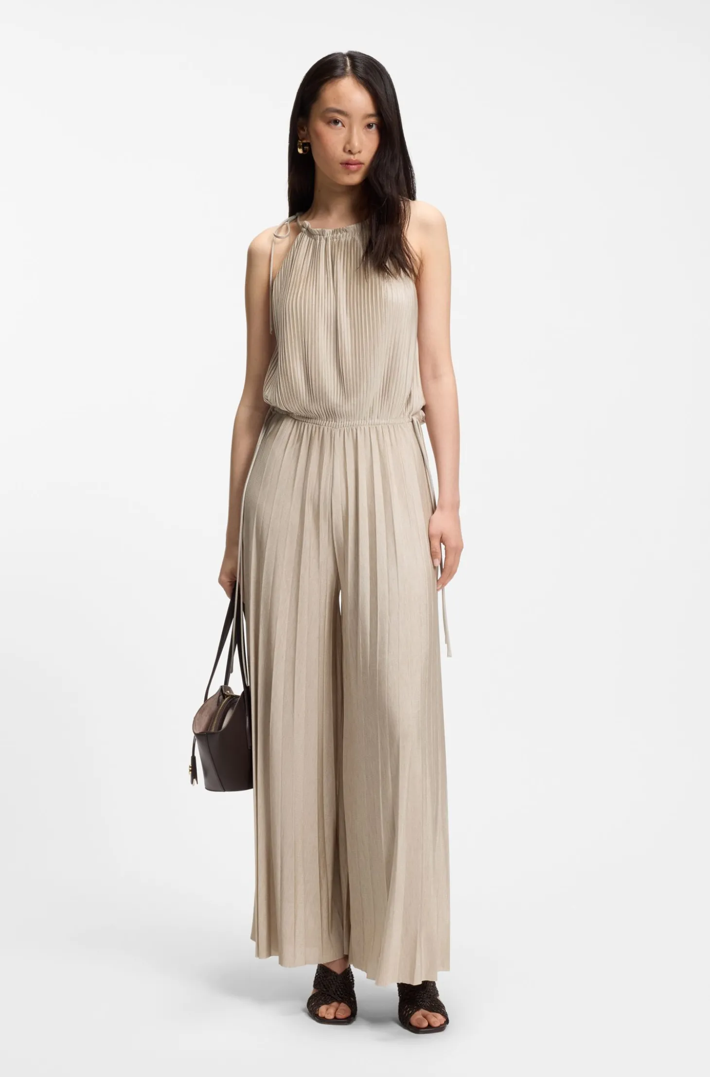 Neckholder-Jumpsuit aus glänzendem Jersey mit Plissee-Falten