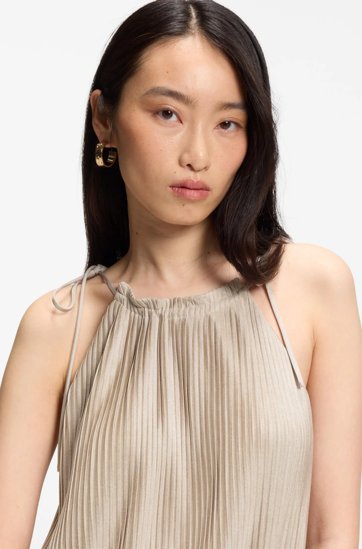 Neckholder-Jumpsuit aus glänzendem Jersey mit Plissee-Falten