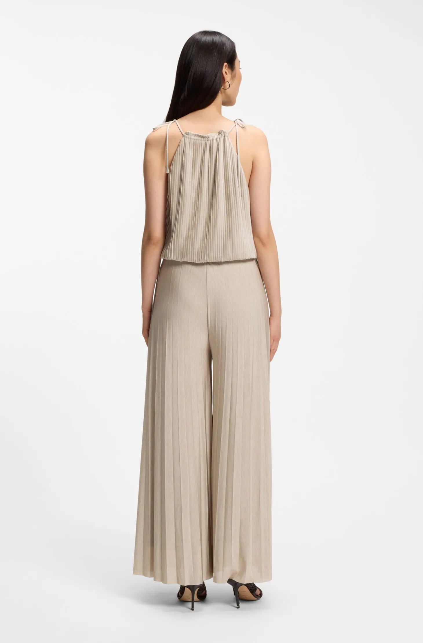 Neckholder-Jumpsuit aus glänzendem Jersey mit Plissee-Falten
