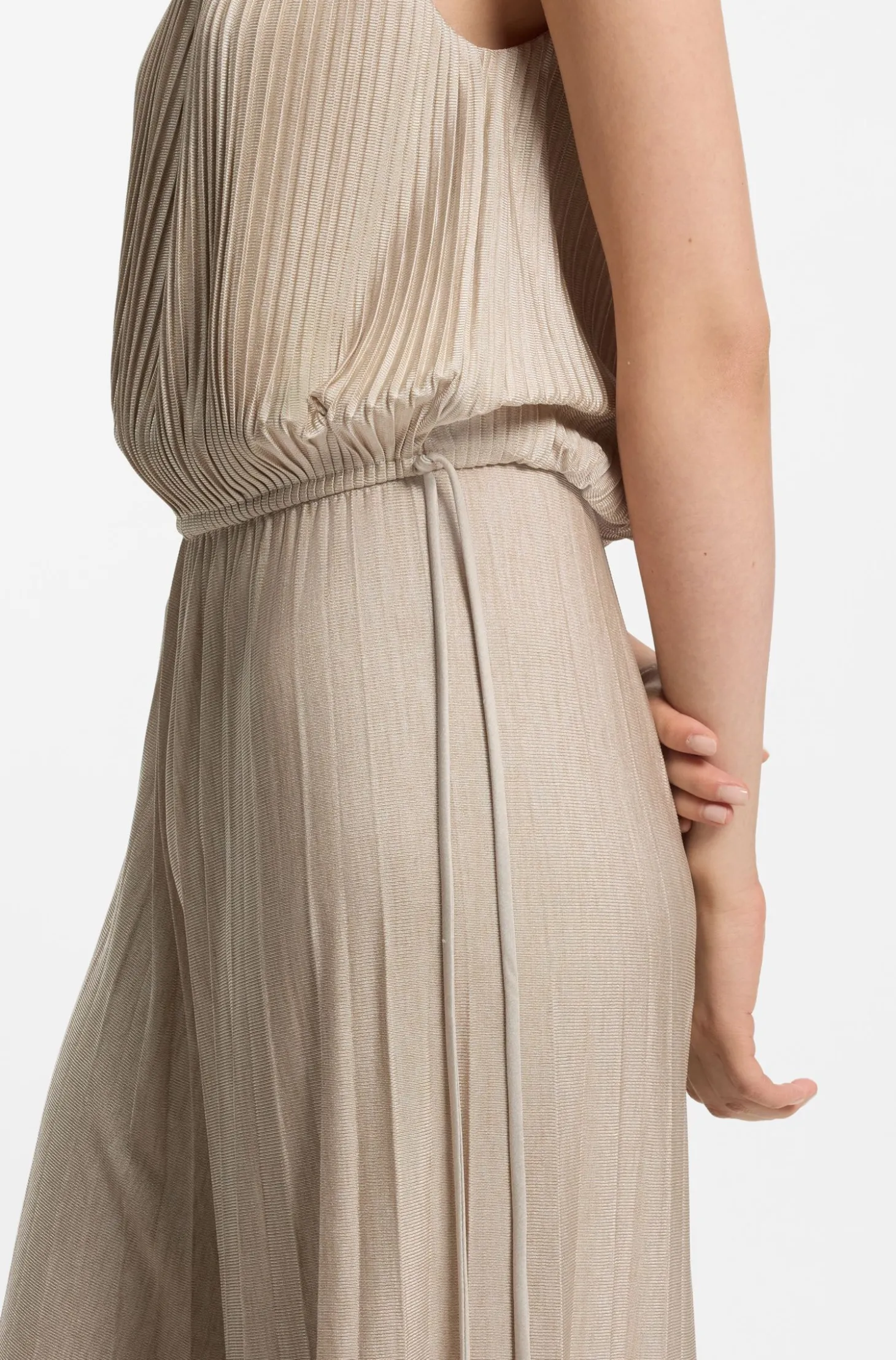 Neckholder-Jumpsuit aus glänzendem Jersey mit Plissee-Falten