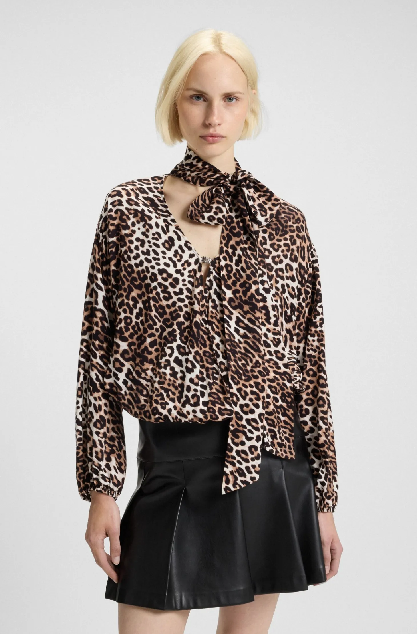 Oversized Bluse mit Leoparden-Print und Schleifenkragen