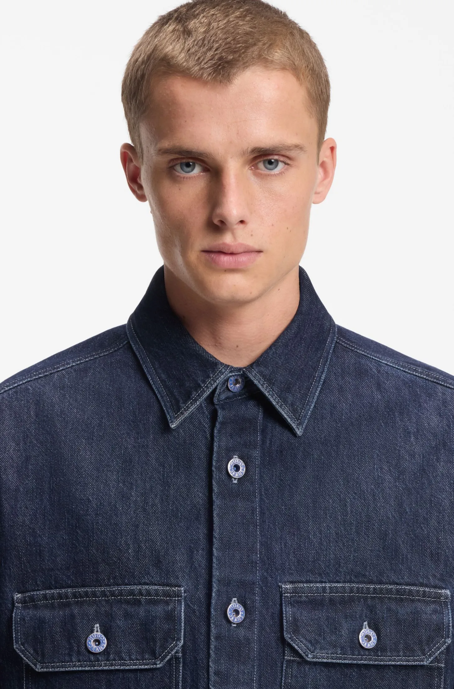 Oversized Hemd aus blauem Denim