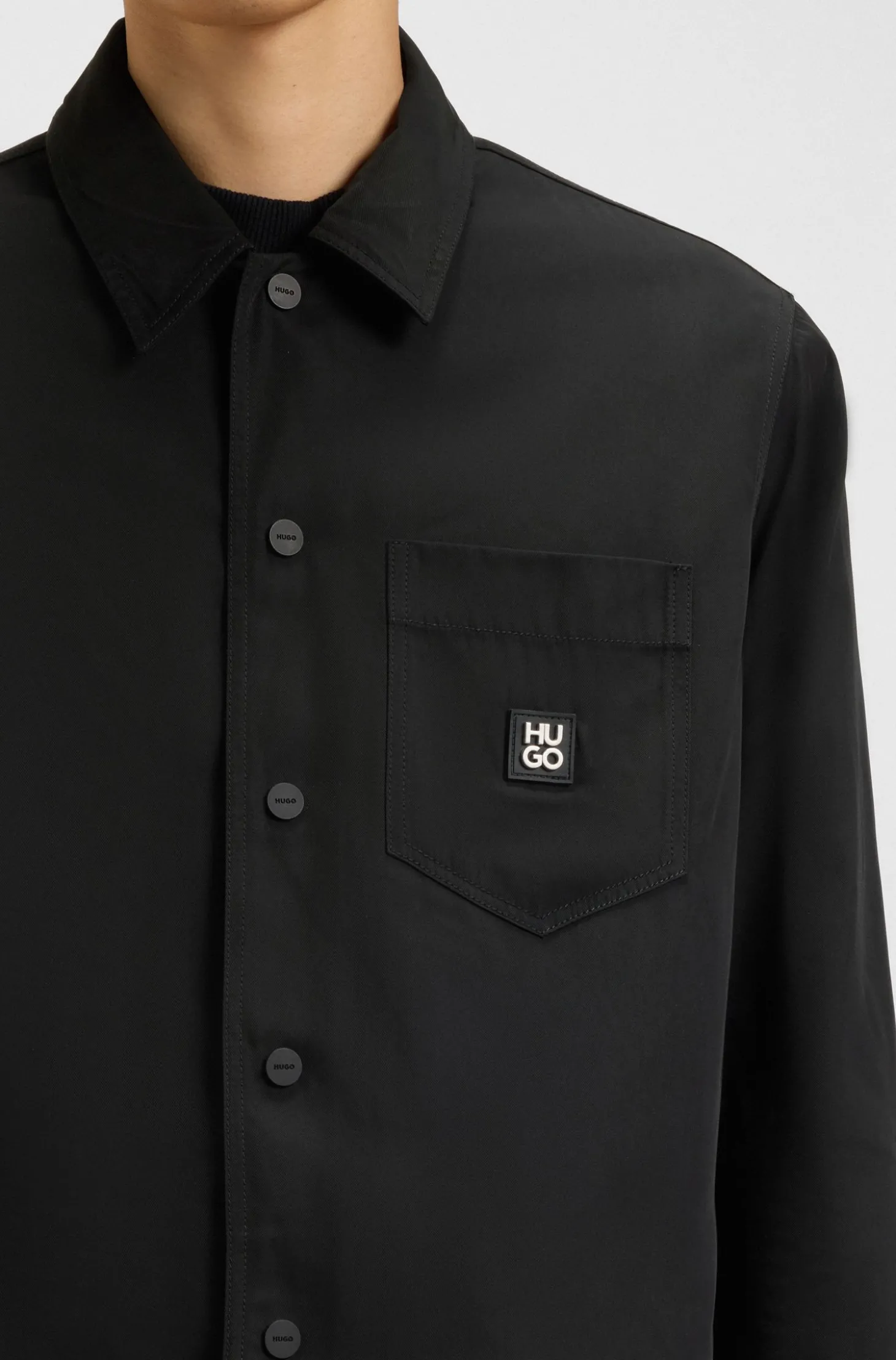 Oversized Hemd mit Stack-Logo-Aufnäher