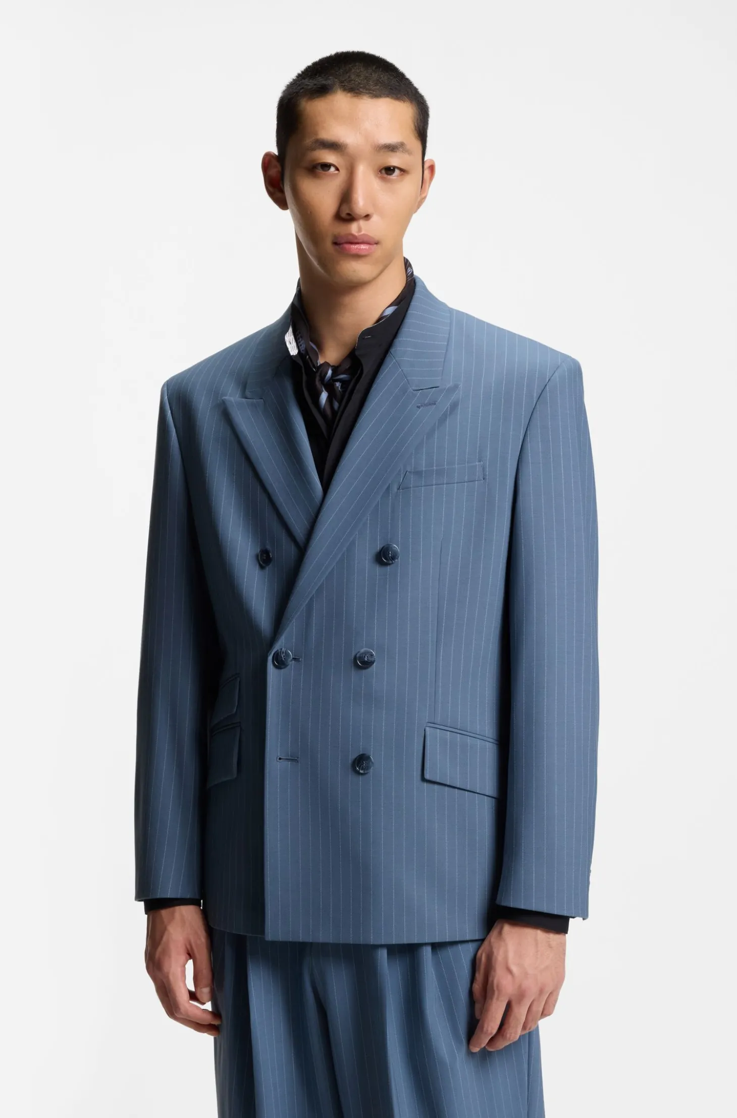 Oversized Sakko aus funktionalem Stretch-Gewebe mit Nadelstreifen