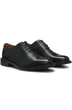 Oxford-Schuhe aus genarbtem Leder mit Zehenkappe