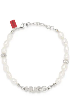 Perlen-Armband mit metallener Logo-Applikation