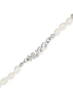Perlen-Armband mit metallener Logo-Applikation