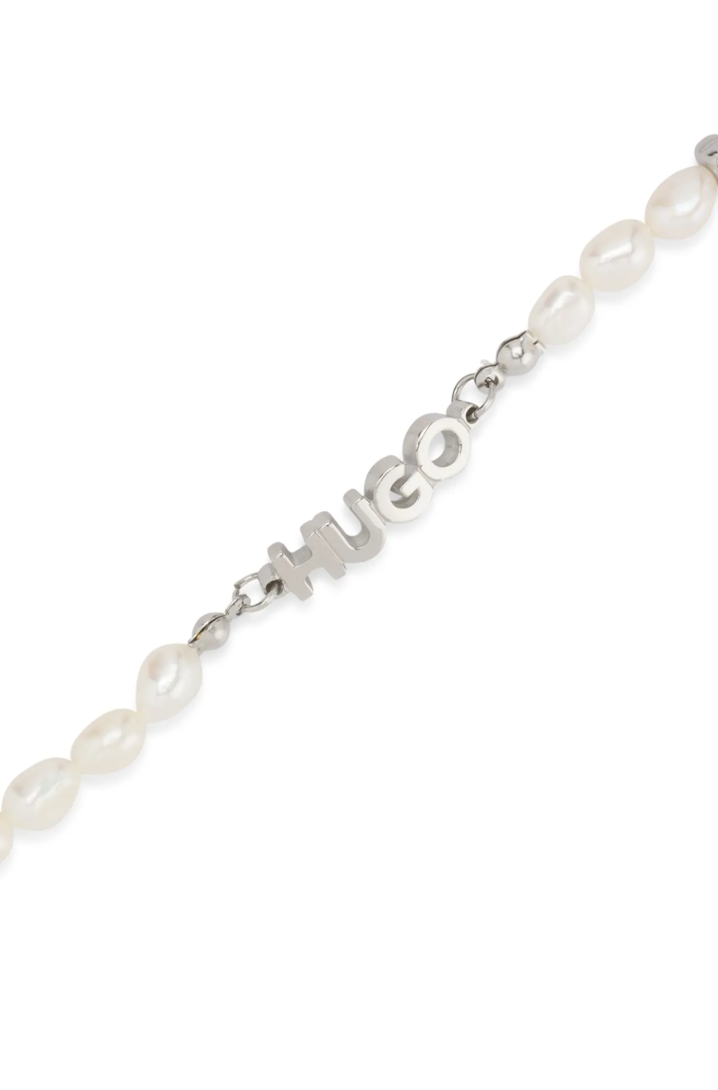 Perlen-Armband mit metallener Logo-Applikation