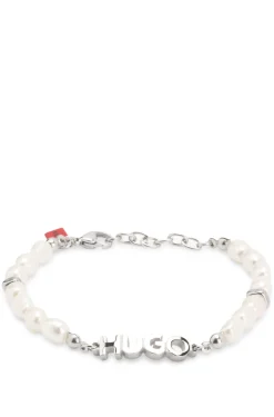 Perlen-Armband mit metallener Logo-Applikation