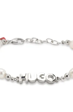 Perlen-Armband mit metallener Logo-Applikation