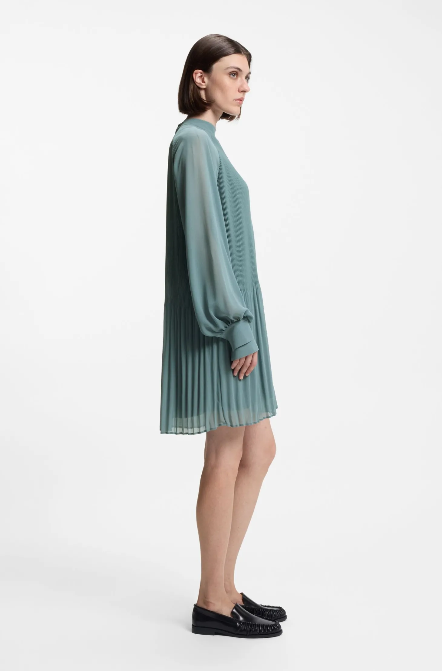 Plissee-Kleid mit transparenten Ärmeln