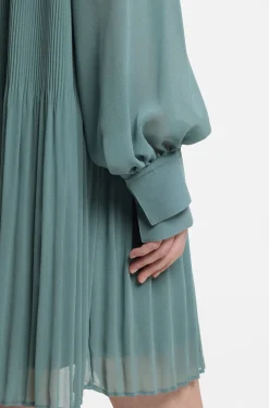 Plissee-Kleid mit transparenten Ärmeln