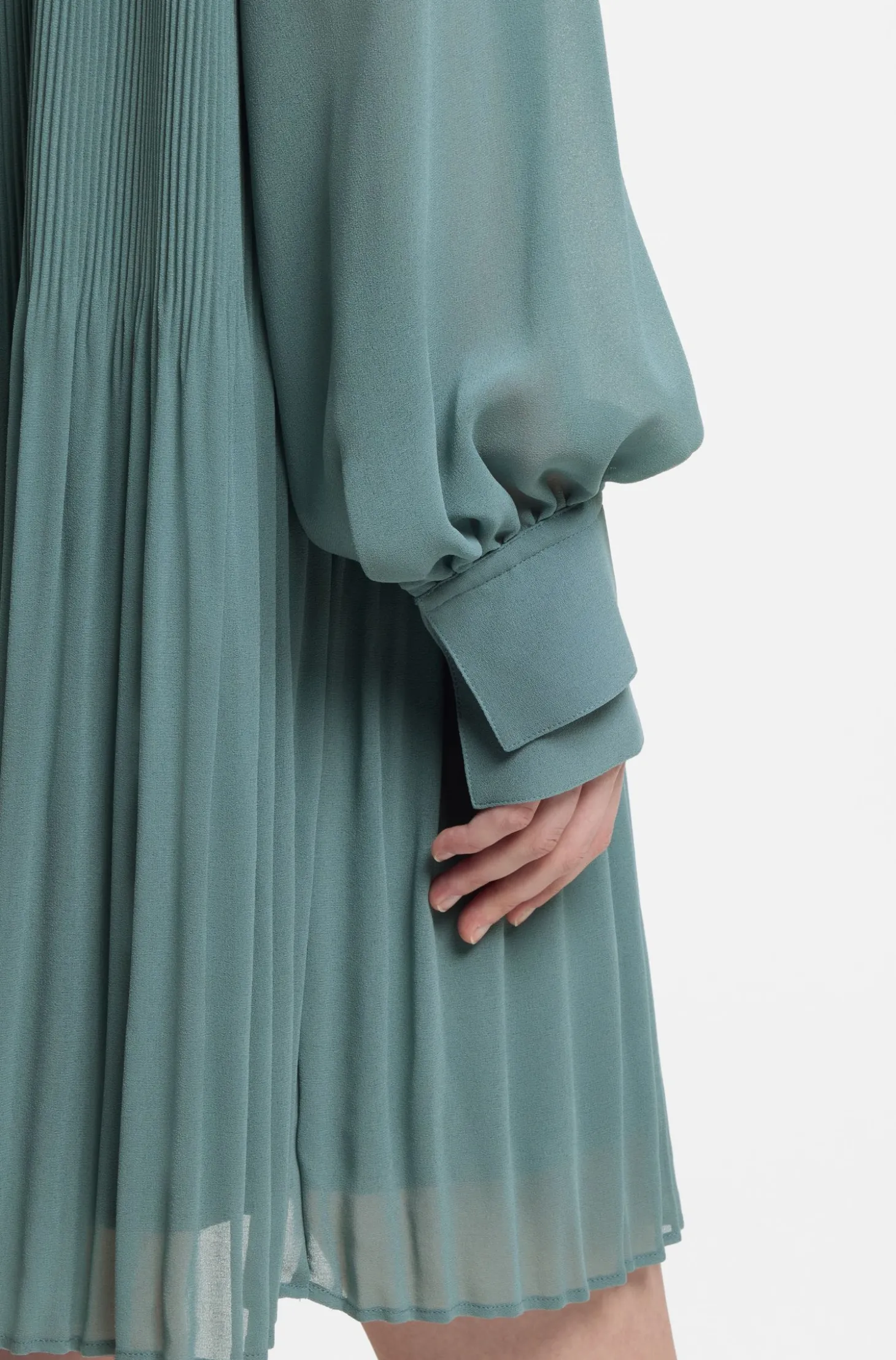 Plissee-Kleid mit transparenten Ärmeln