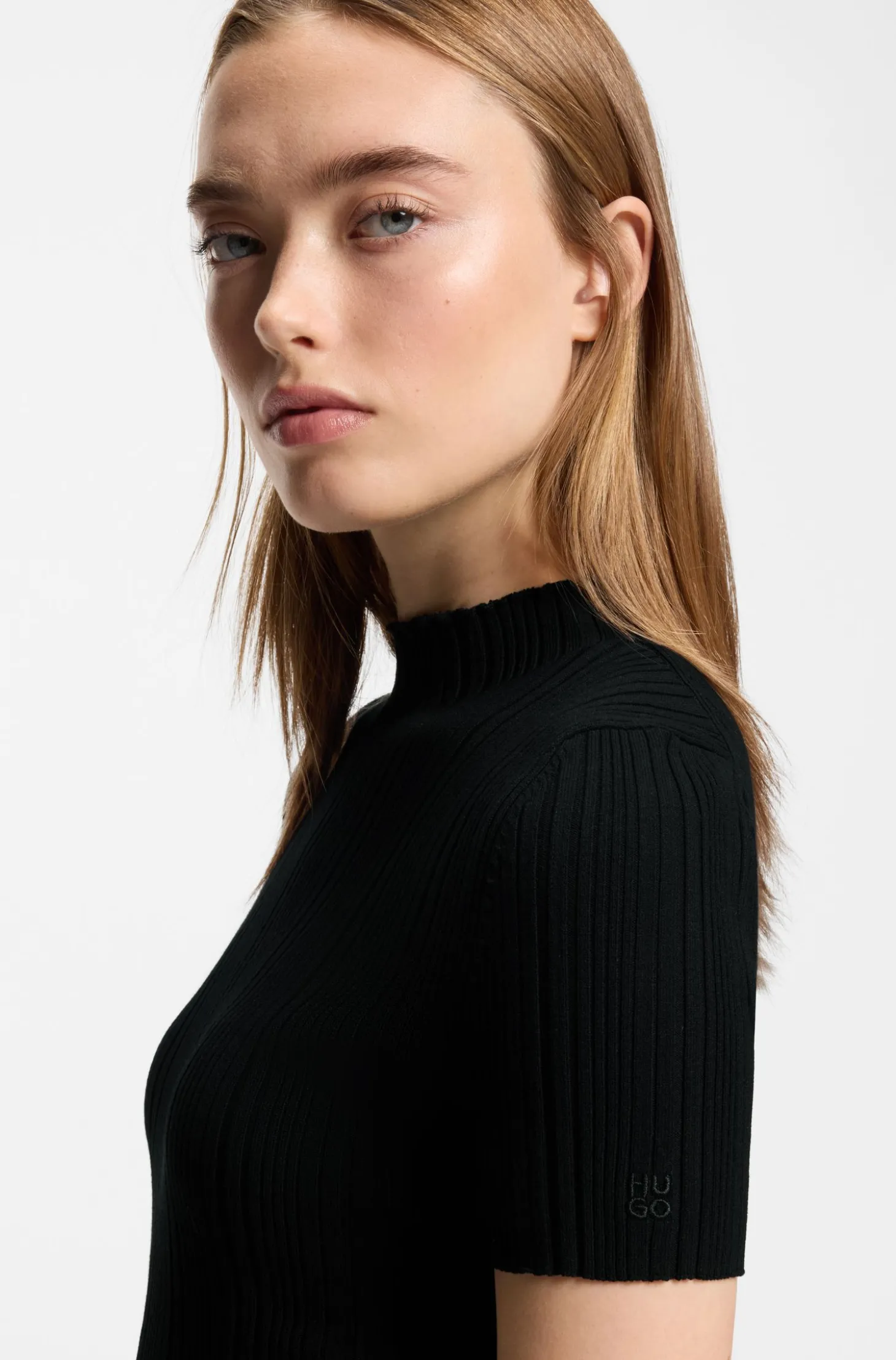 Pullover mit Stehkragen und unregelmäßigem Rippstrick