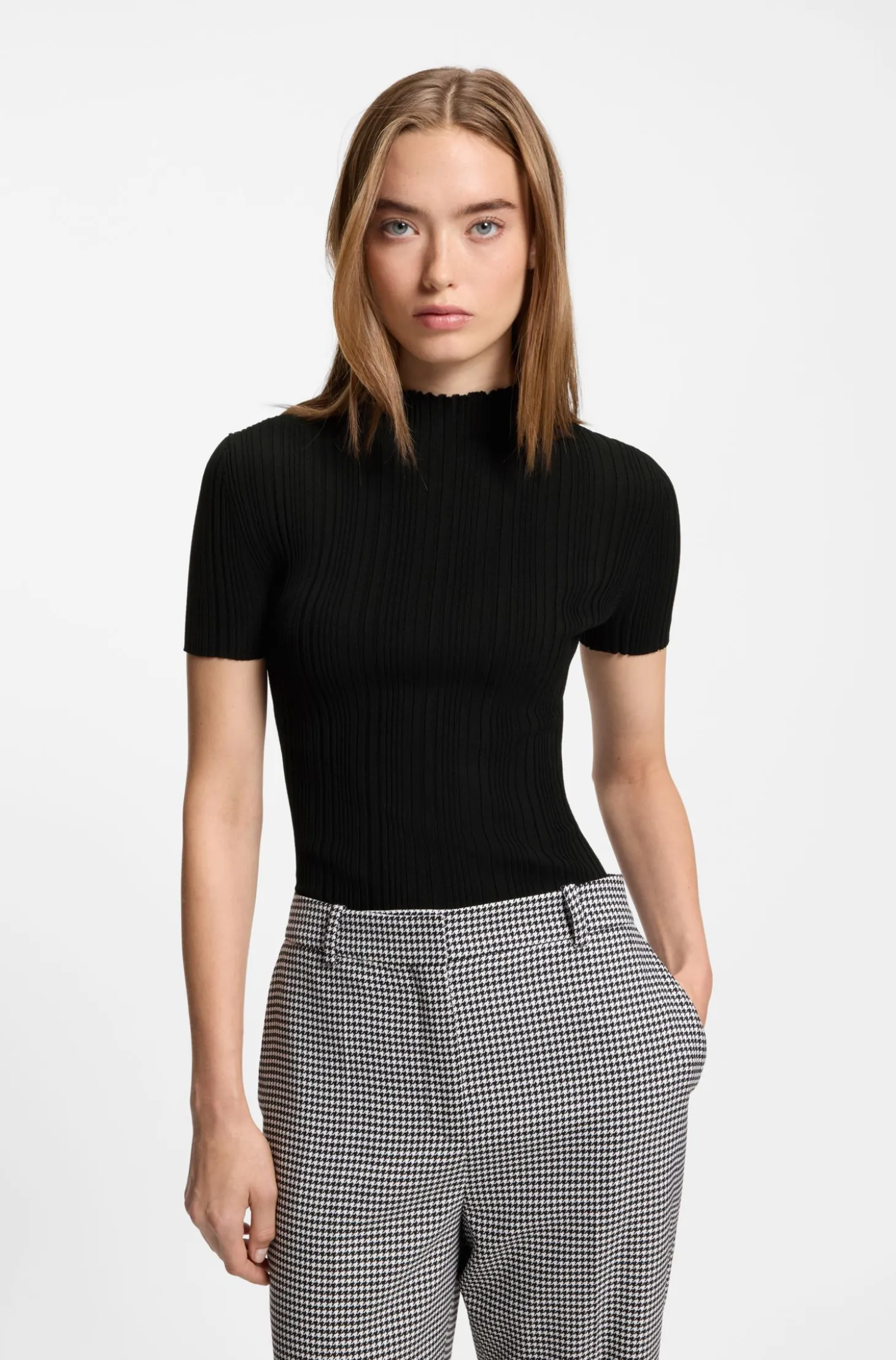 Pullover mit Stehkragen und unregelmäßigem Rippstrick