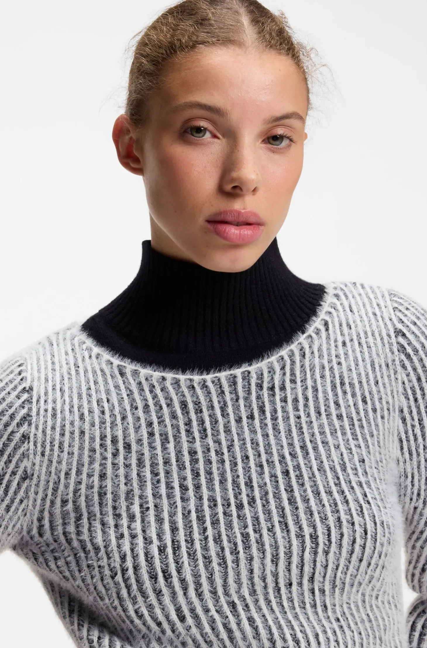 Pullover mit U-Boot-Ausschnitt und strukturierten zweifarbigen Ripp-Details