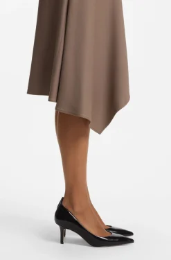 Pumps aus Leder mit Absatz und Logo-Prägung
