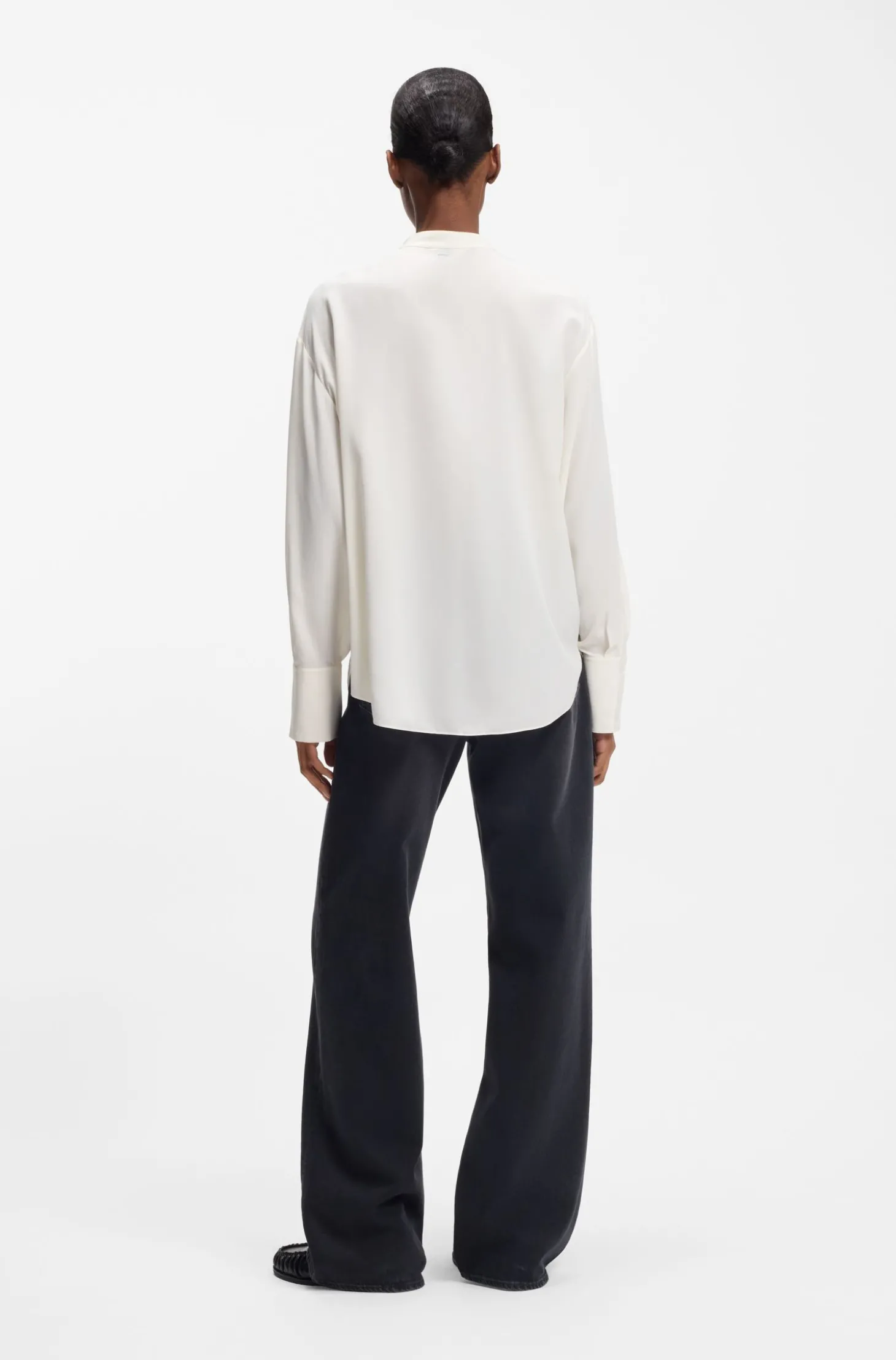 Regular-Fit Bluse aus sandgewaschener Seide mit verstellbaren Manschetten