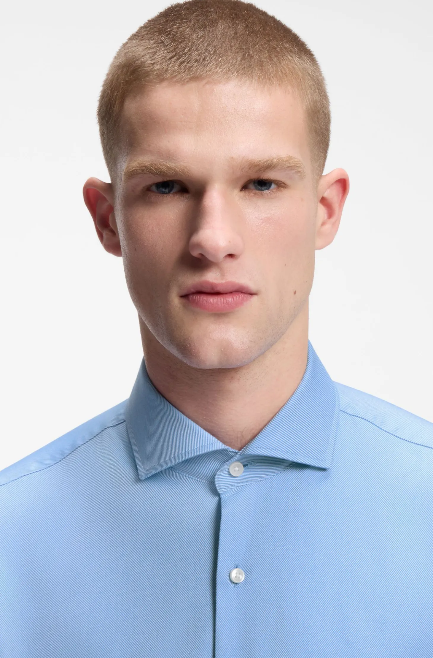 Regular-Fit Hemd aus elastischem Baumwoll-Twill mit bügelleichtem Finish