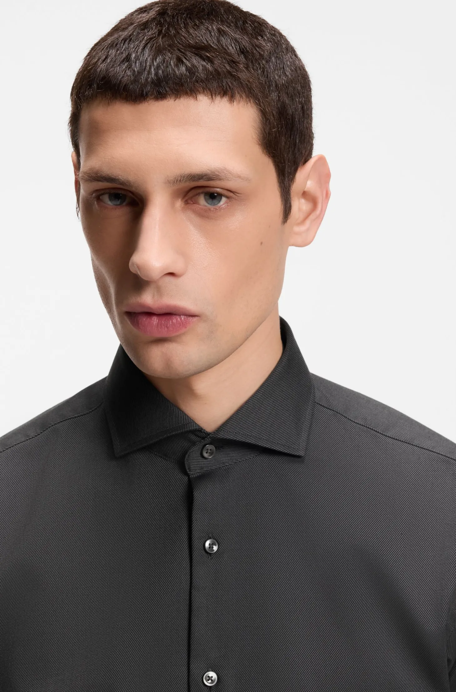 Regular-Fit Hemd aus elastischem Baumwoll-Twill mit bügelleichtem Finish