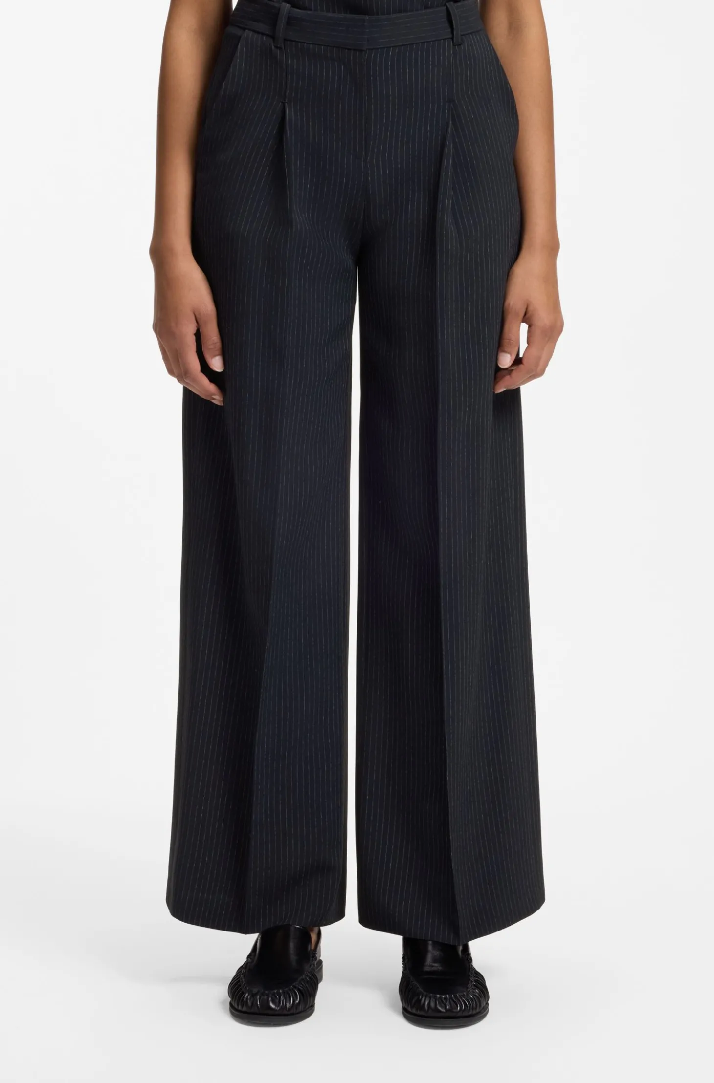 Regular-Fit Hose aus Stretch-Crêpe mit Nadelstreifen