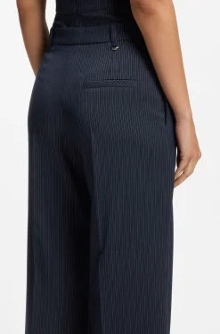 Regular-Fit Hose aus Stretch-Gewebe mit weitem Beinverlauf und Nadelstreifen