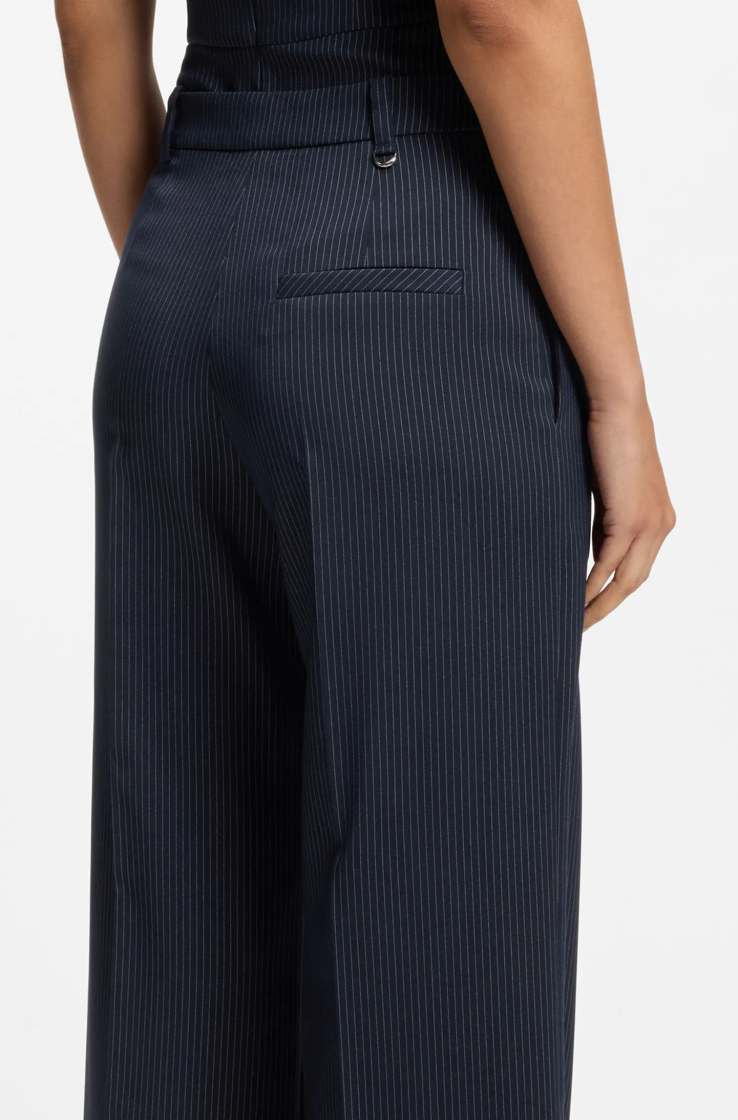 Regular-Fit Hose aus Stretch-Gewebe mit weitem Beinverlauf und Nadelstreifen