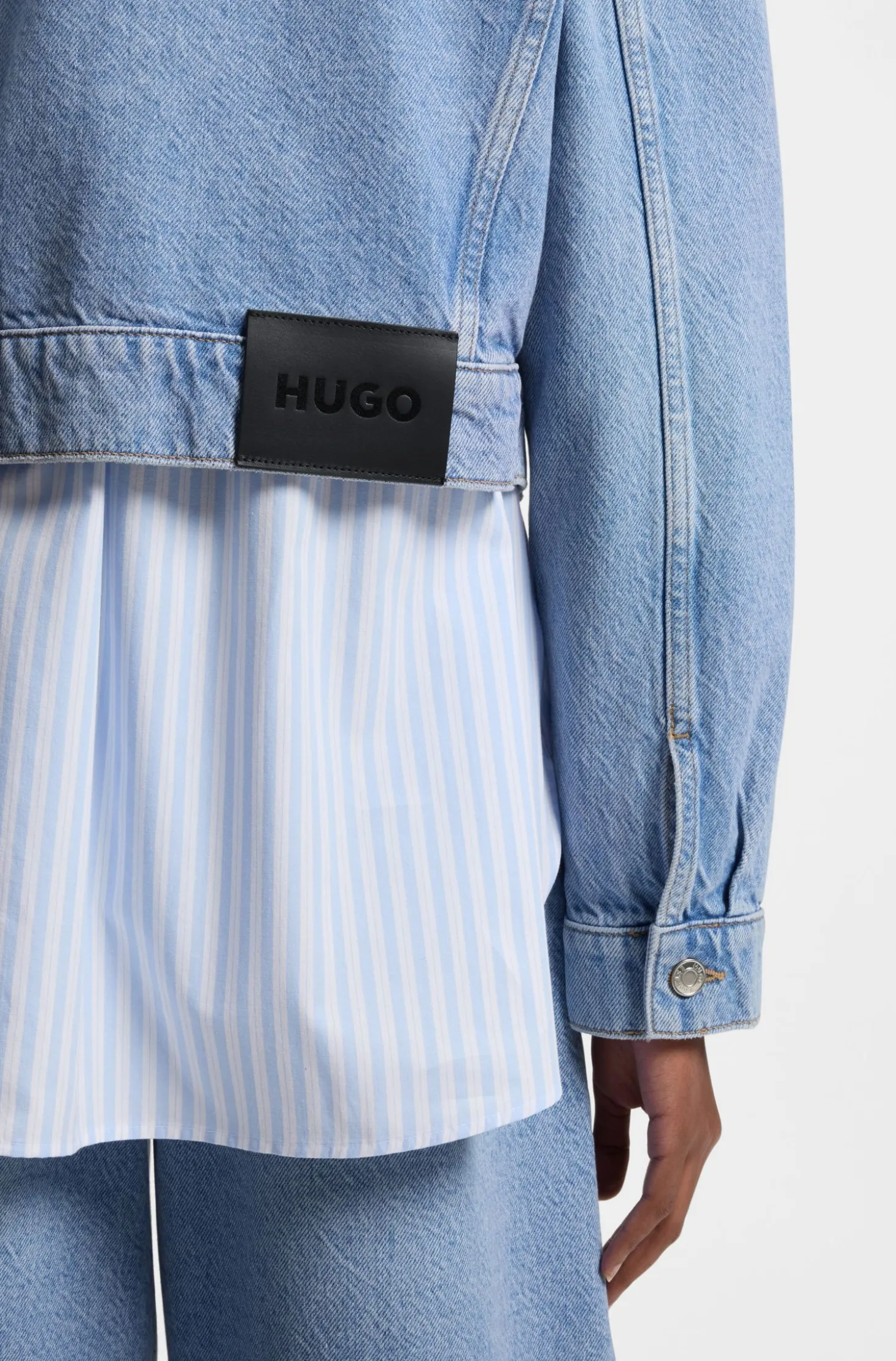 Regular-Fit Jacke aus hellblauem Denim
