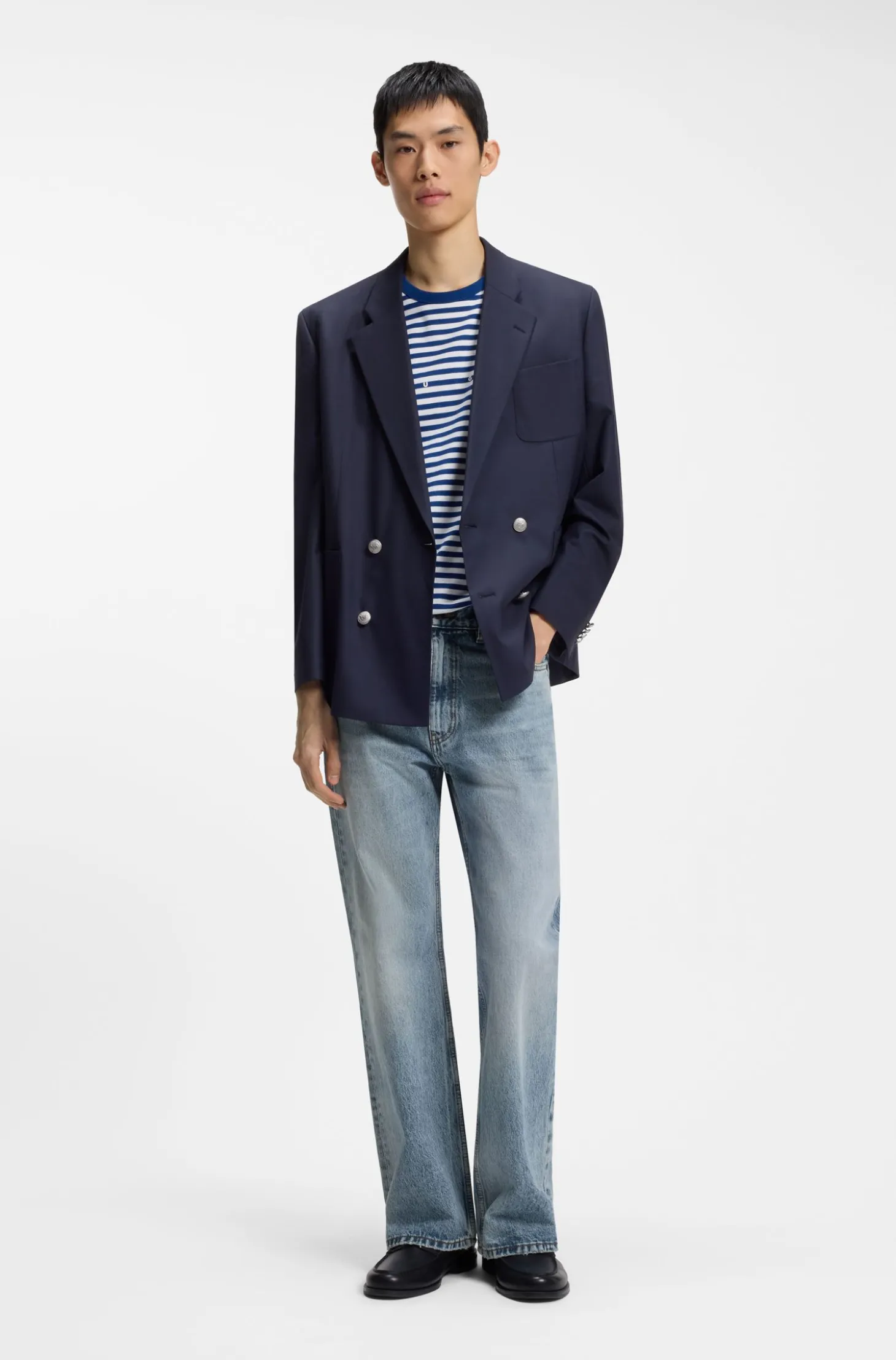 Regular-Fit Jeans aus blauem Denim mit ausgestelltem Bein